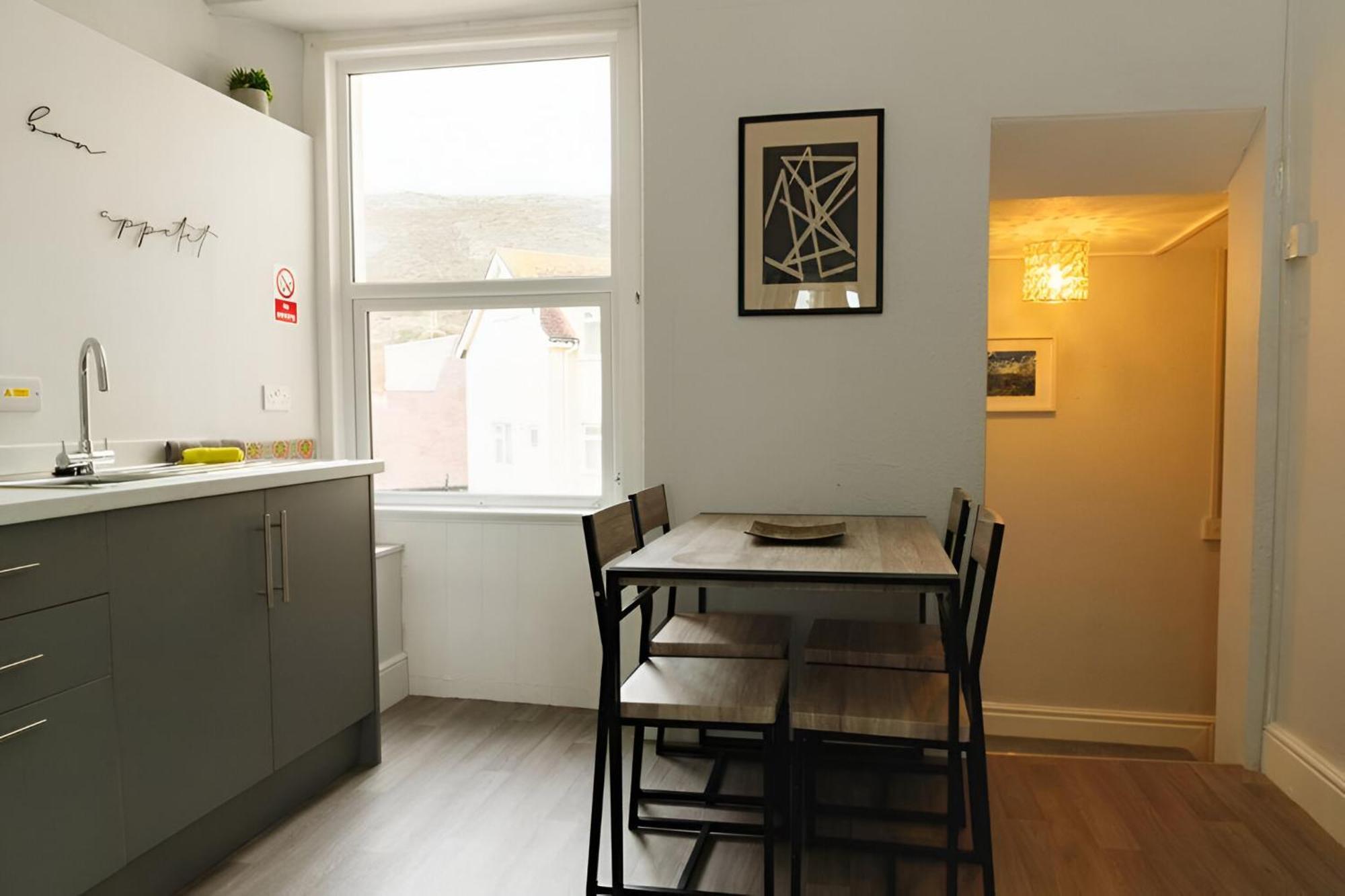 Seaside Solace 2Br With Scenic Coastline Views ランディドノー エクステリア 写真