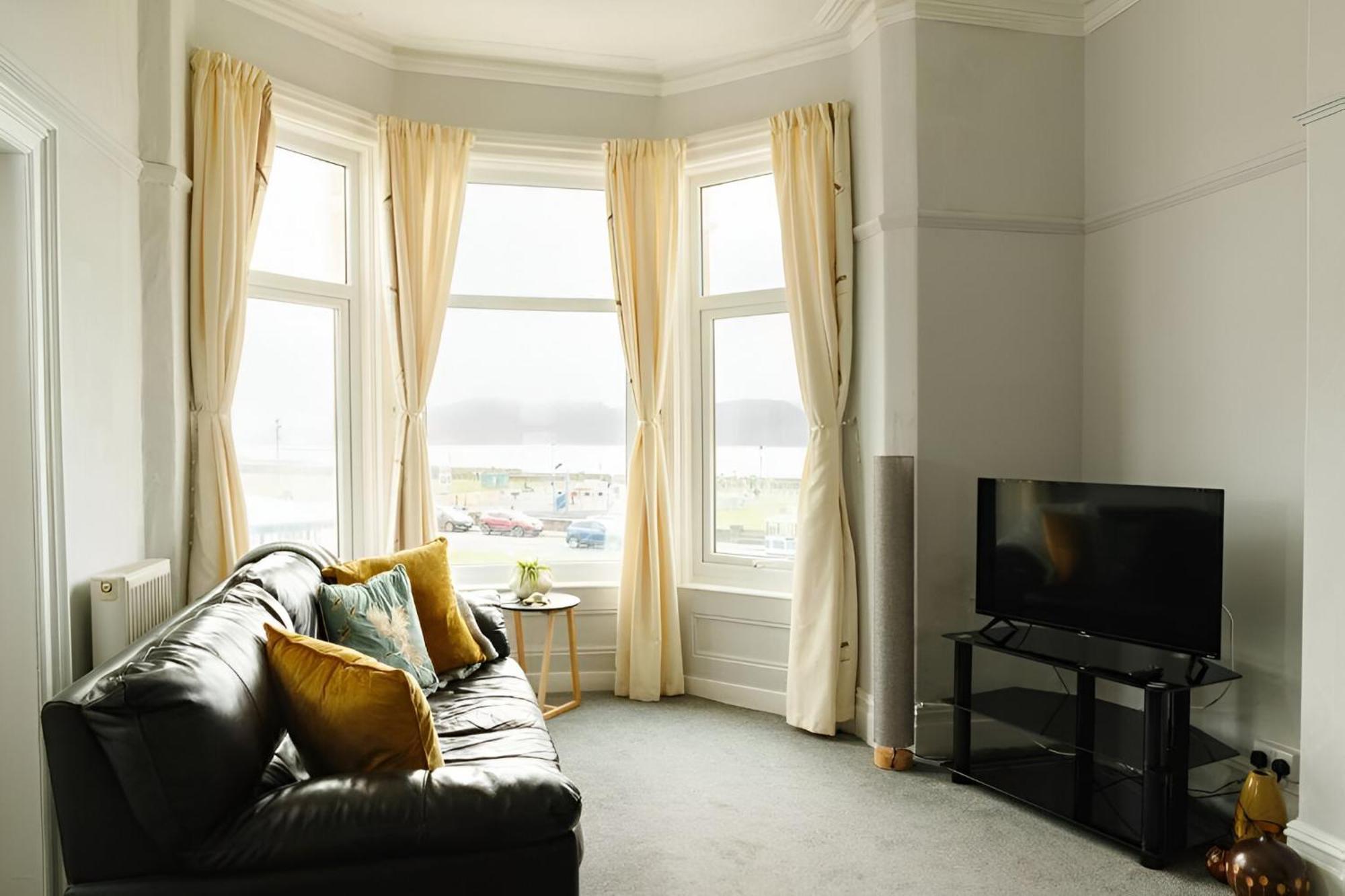 Seaside Solace 2Br With Scenic Coastline Views ランディドノー エクステリア 写真