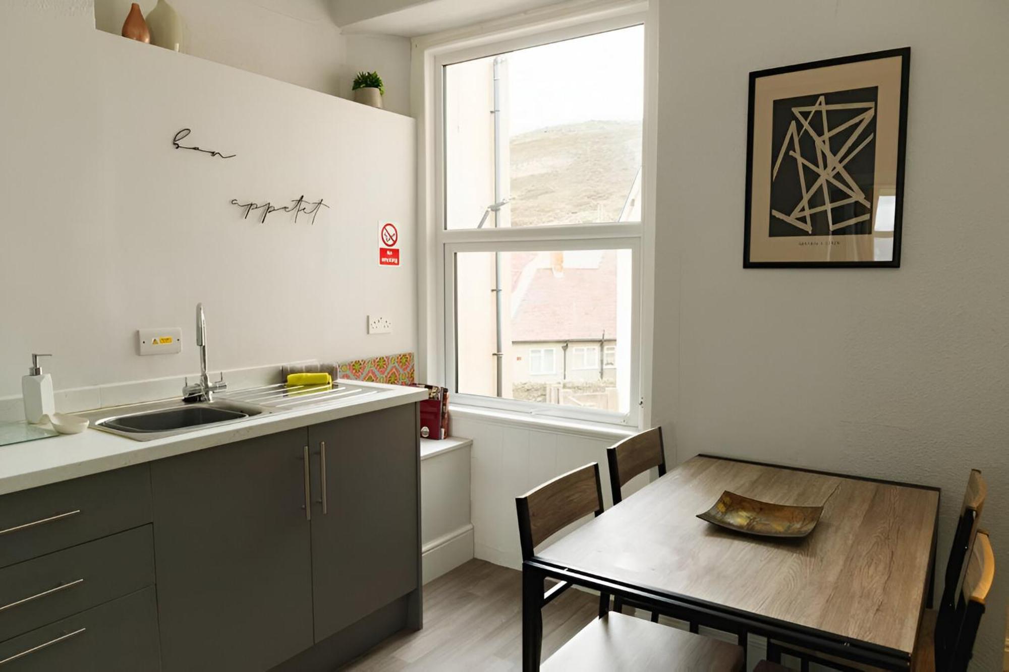 Seaside Solace 2Br With Scenic Coastline Views ランディドノー エクステリア 写真