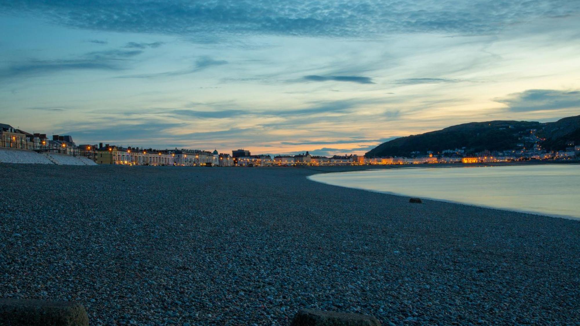 Seaside Solace 2Br With Scenic Coastline Views ランディドノー エクステリア 写真