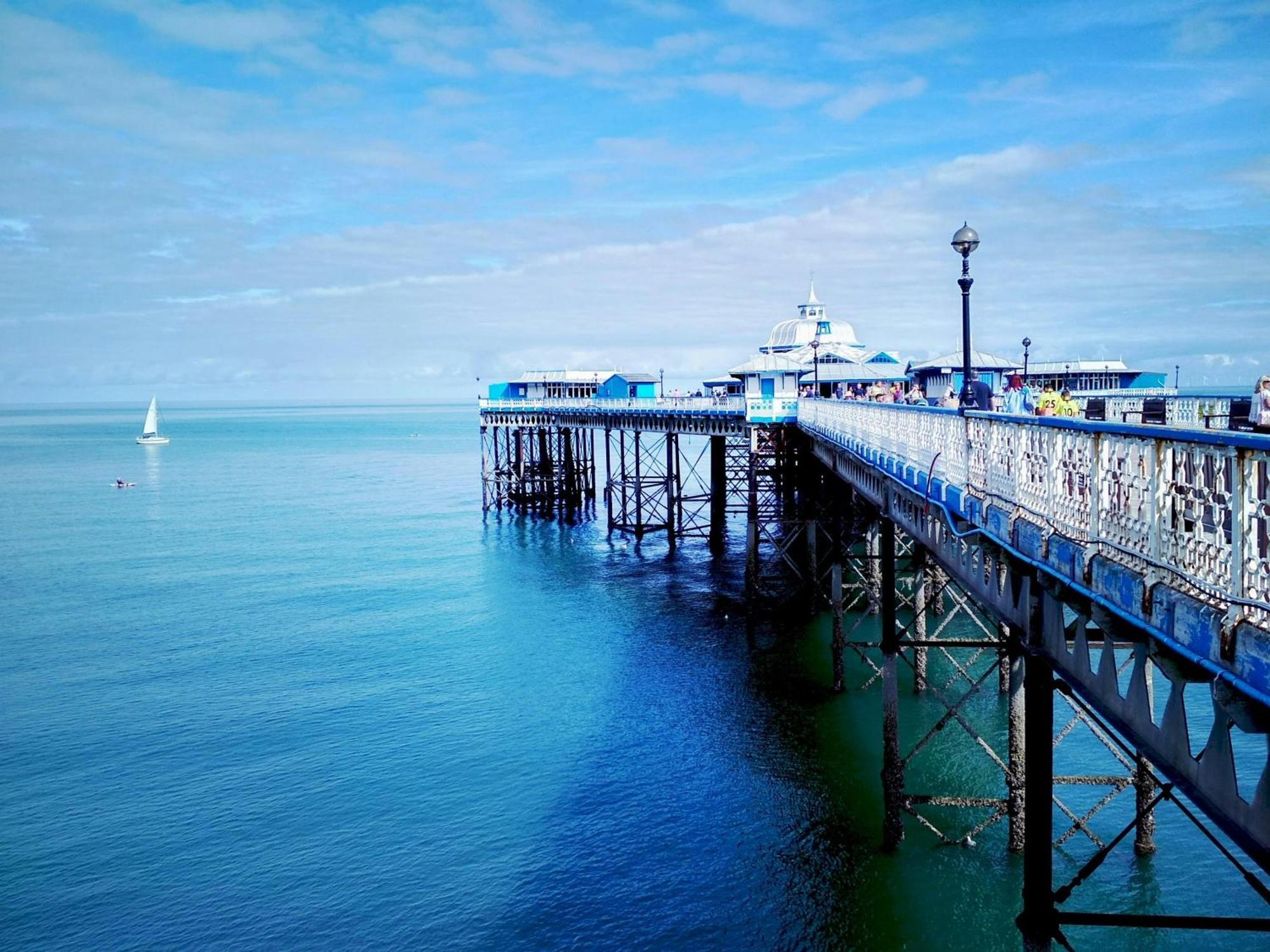 Seaside Solace 2Br With Scenic Coastline Views ランディドノー エクステリア 写真